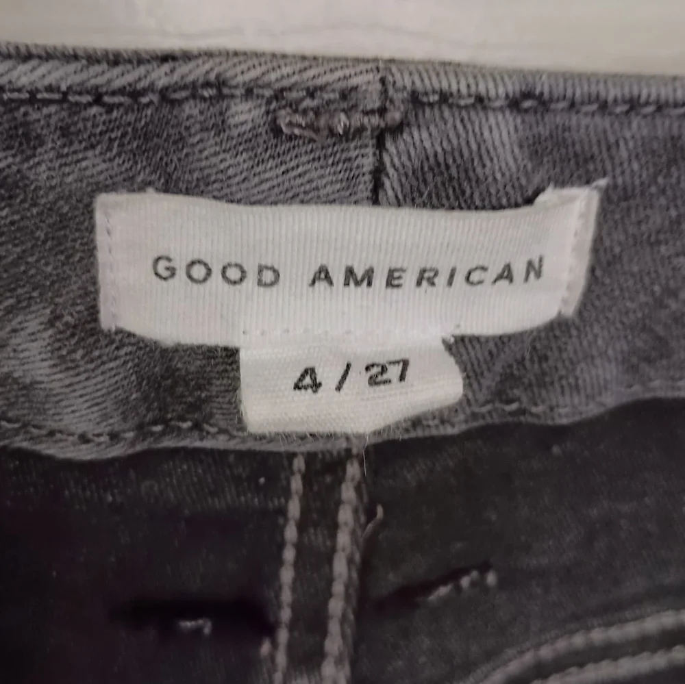 Good American Good Legs Crop Frayed Hem Jeans In Charcoal Size 4/27  $119 - Picture 7 of 8